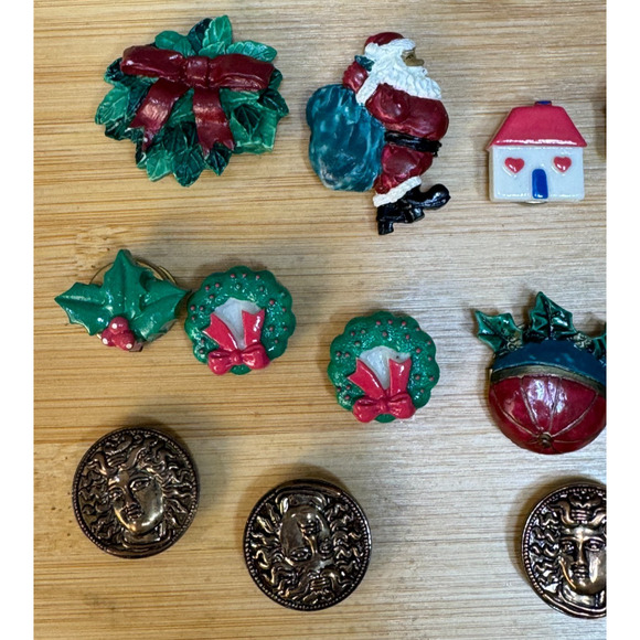 Christmas Button Covers Set Of 19 Resin Plaster Metal Backs - Picture 2 of 6